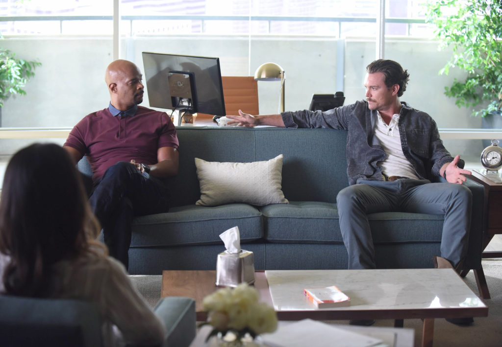LETHAL WEAPON: Pictured L-R: Damon Wayans and Clayne Crawford in the "There Goes Neighborhood" episode of LETHAL WEAPON airing Wednesday, Oct. 12 (8:00-9:00 PM ET/PT) on FOX. ©2016 Fox Broadcasting Co. CR: Ray Mickhaw/FOX